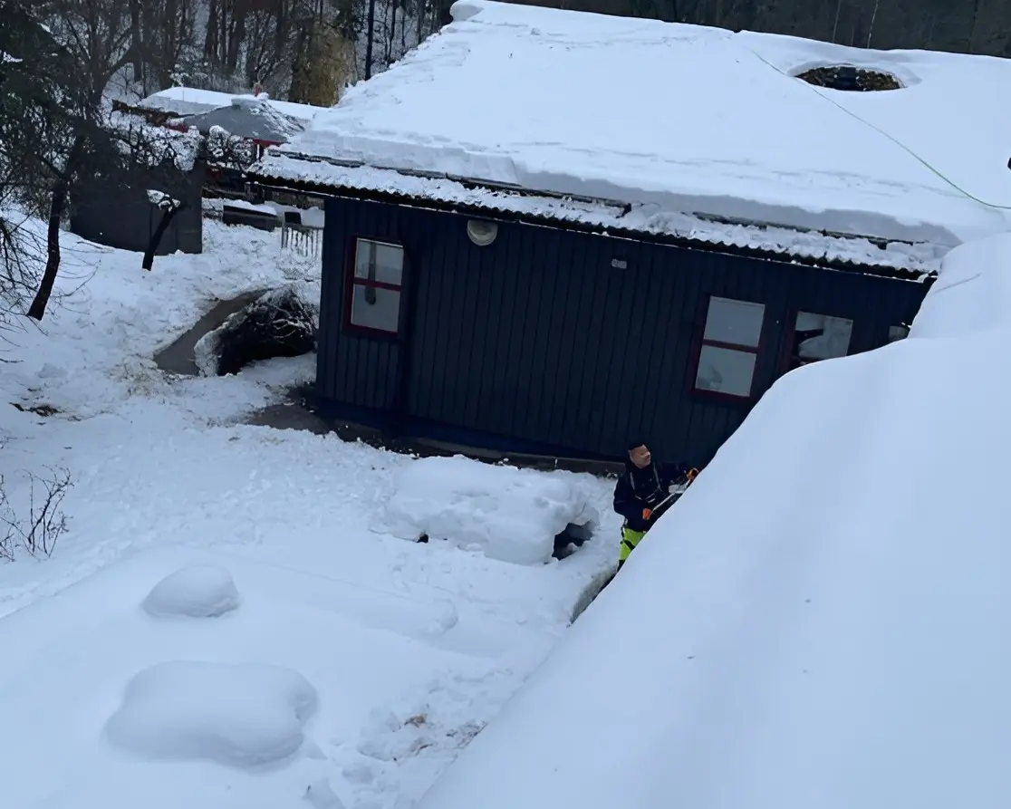Snöskottning vid hus